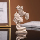 Escultura de Casal se Beijando em Resina para Decorar Lenogue