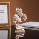 Escultura de Casal se Beijando em Resina para Decorar Lenogue