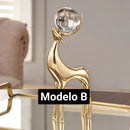 Escultura de Cervo Dourado com Bola de Cristal para Sala e Escritório Lenogue