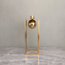 Escultura Geométrica Abstrata com Esfera e Moldura Dourada em Metal Lenogue