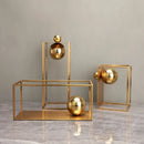 Escultura Geométrica Abstrata com Esfera e Moldura Dourada em Metal Lenogue
