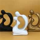 Escultura Moderna de Casal se Beijando em Resina Lenogue