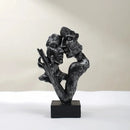 Escultura Pequena de Casal Abraçado para Estante Lenogue