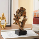 Escultura Pequena de Casal Abraçado para Estante Lenogue