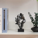 Escultura Pequena de Casal Abraçado para Estante Lenogue