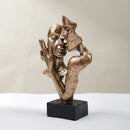 Escultura Pequena de Casal Abraçado para Estante Lenogue