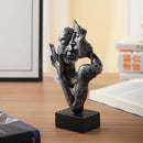 Escultura Pequena de Casal Abraçado para Estante Lenogue